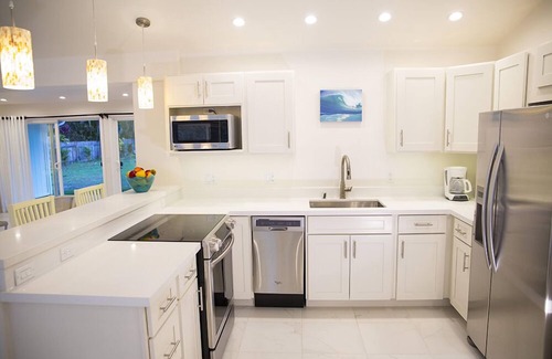 Kailua House | Walk to beach, 3 bd, 2 bth private house, heated pool, yard, AC, WIFI, parking