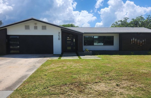 South Island House | Walk to Beach Immaculate Double Masters + 1 Bedroom Sleeps 8