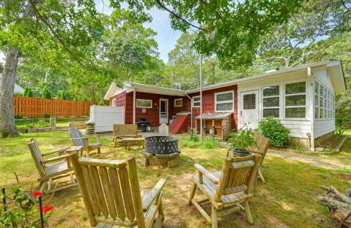Cutchogue House | Walk to Beach Long Island Wine Country Home!