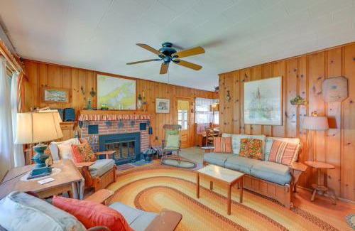 Cutchogue House | Walk to Beach Long Island Wine Country Home!