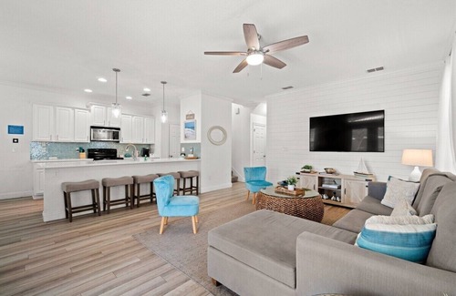Crystal Beach Villa | Walk to Beach | Resort Pool | Recently Renovated