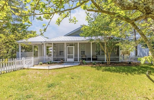 Gulfview Heights House | WALK TO BEACH, BIG FENCED YARD, DOG FRIENDLY SLEEPS 8, 3 BR/2BA, UPDATED