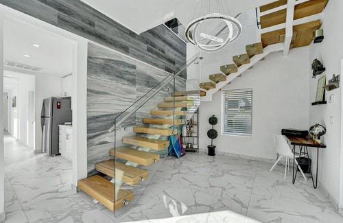 Hollywood House | Walk to Beach w/Salt Pool & Spa, Double King Master BR, Washer Dryer Oceanview