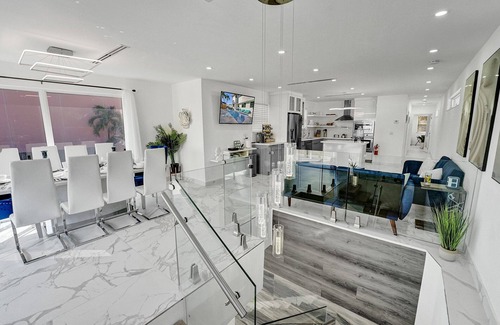 Hollywood House | Walk to Beach w/Salt Pool & Spa, Double King Master BR, Washer Dryer Oceanview