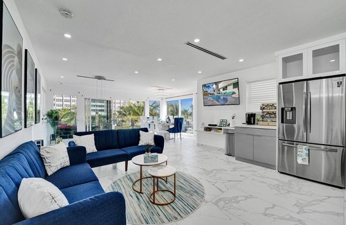 Hollywood House | Walk to Beach w/Salt Pool & Spa, Double King Master BR, Washer Dryer Oceanview