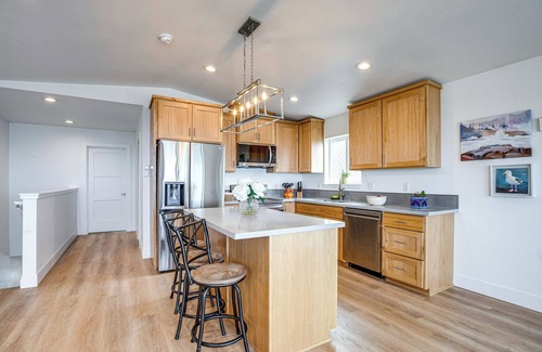Oceanside House | Walk to Beach: WFH-Friendly Retreat in Tillamook!