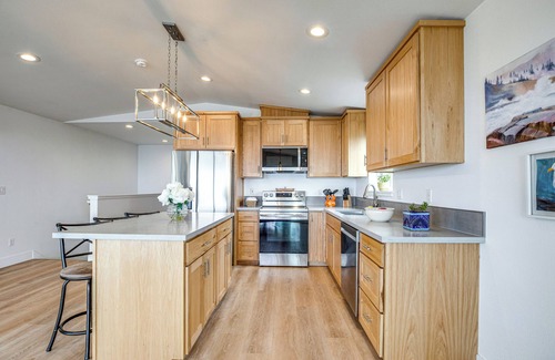Oceanside House | Walk to Beach: WFH-Friendly Retreat in Tillamook!