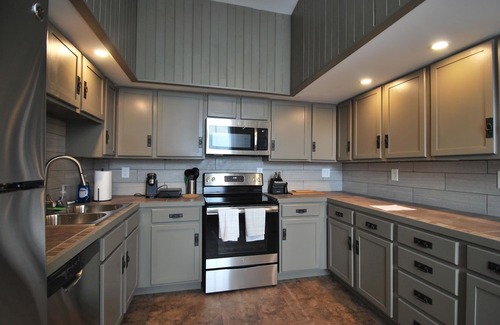 Covington Apartment | Walk to Bengals and Reds and downtown Cincy. Easy Drive to Ark, walk to eat.