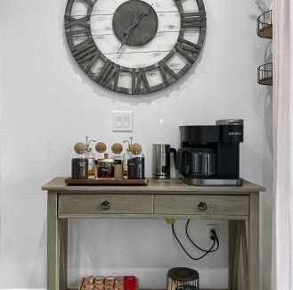 Temple Crest House | Walk to Busch Gardens, Games, Plush Sheets, Huge Yard!