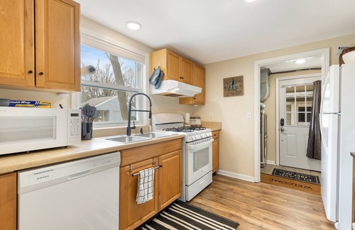 East Lansing House | Walk to Campus/Downtown with Fiber WiFi & Workspace