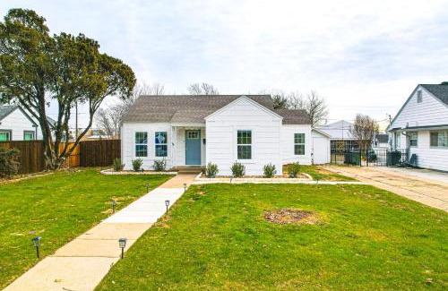 Central Arlington House | Walk to Cowboys Games Arlington Home with Hot Tub!