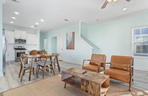 Downtown House | Walk to downtown seafood market Bay views