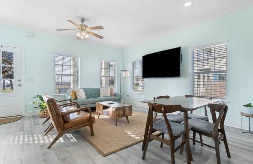 Downtown House | Walk to downtown seafood market Bay views