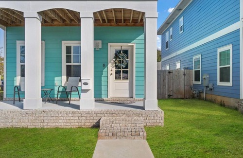 Downtown House | Walk to downtown seafood market Bay views