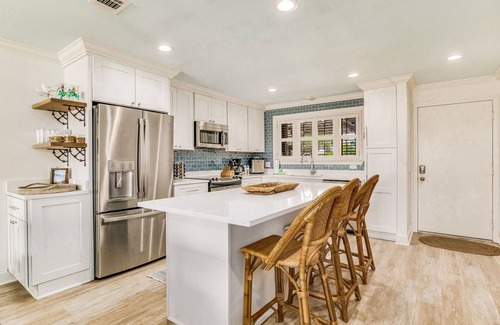 Ono Island Condo | Walk to Florabama from Renovated Ground Floor 2Bd-2Ba w/Pickleball, Boat Slips