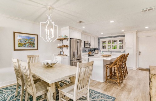 Ono Island Condo | Walk to Florabama from Renovated Ground Floor 2Bd-2Ba w/Pickleball, Boat Slips