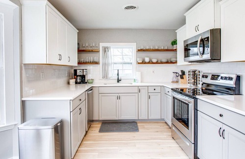 Franklin Apartment | Walk to Franklin Grill OutdoorTheater Porch Swing