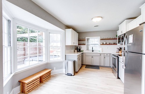 Franklin Apartment | Walk to Franklin Grill OutdoorTheater Porch Swing