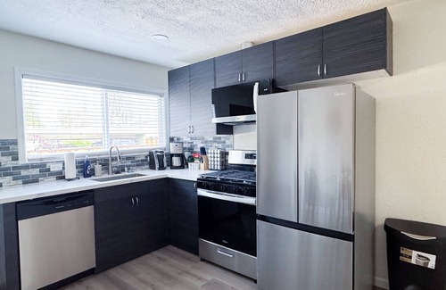 North Whisman House | Walk to Google 3BR Home Yard & Kitchen