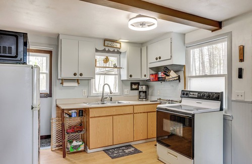 Lake Cabin | Walk to Gray Lake: Pet-Friendly Cottage