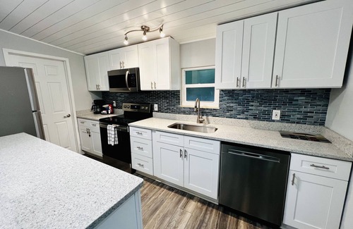 Historic District House | Walk to Historical Canal Street - 5 Minute Ride To The Beach!