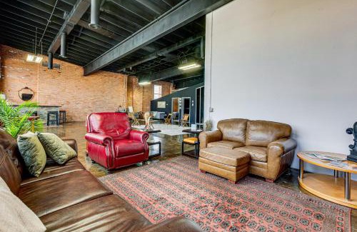 Downtown Toledo Apartment | Walk to Huntington Center 5,000-Sq-Ft Dtwn Apt