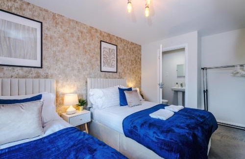 Speke House | Walk to JLR & Airport-3 Bedrooms Driveway for 2- Sleeps 9- 3 WC-Speke Boulevard-South Liverpool-Sleeps 9 - Fully Equipped Home - Longer Stays Available Lower - Regular Work Stays Welcome - ARZ Stays