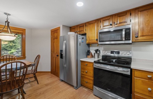 Lincoln House | Walk to Loon Ski Lifts. 10 Beds. Free Pool & Gym Access. Near Pemi River