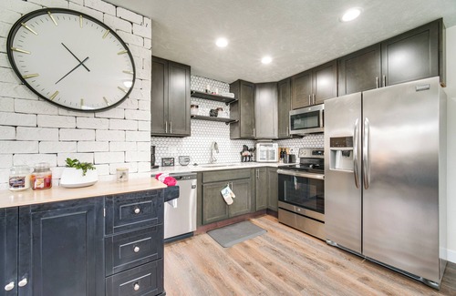 Mentor House | Walk to Marina: Home w/Hot Tub in Mentor!