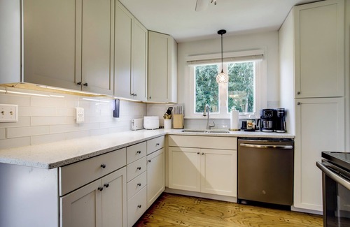 Cambridge House | Walk to Marina, Park & Dtwn: Cambridge Family Home