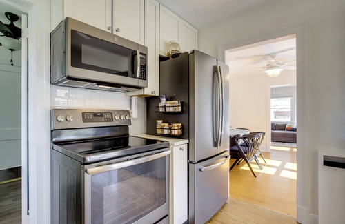 Cambridge House | Walk to Marina, Park & Dtwn: Cambridge Family Home