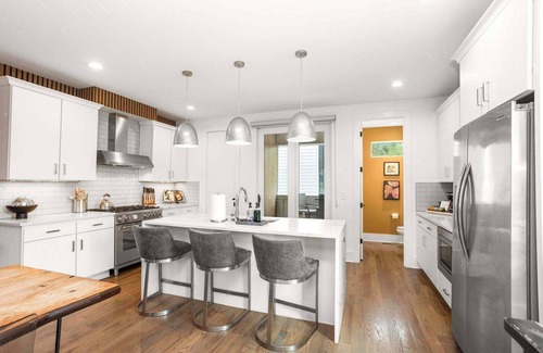 Eighth Avenue House | Walk to Music, Food, Comedy - VIBE at 8th & Argyle