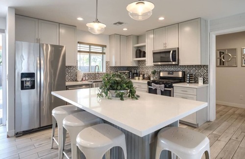 Peaceful Valley House | Walk to Old Town | 4BR Hot Tub Luxury Golf Getaway