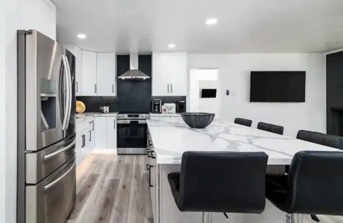 Peaceful Valley House | Walk to Old Town - Heated Pool + Golf + Games