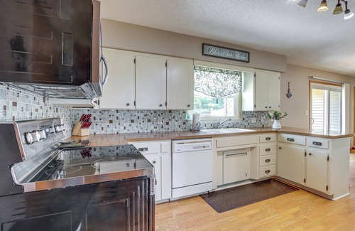 Waterloo Cottage | Walk to Park: Waterloo Home w/Furnished Deck