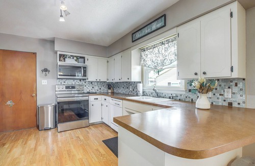 Waterloo Cottage | Walk to Park: Waterloo Home w/Furnished Deck