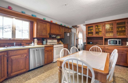 East Harwich House | Walk to Private Beach on Buck's Pond!