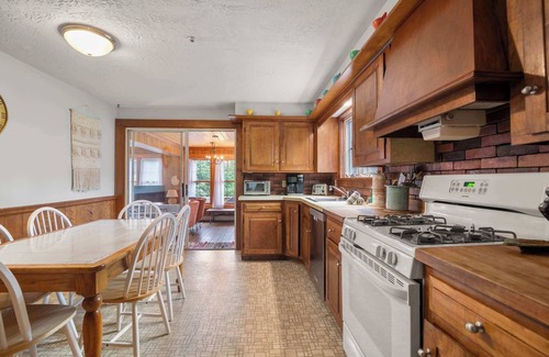 East Harwich House | Walk to Private Beach on Buck's Pond!