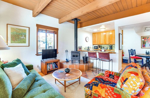 Northeast Santa Fe Condo | Walk to Santa Fe Plaza: Condo w/Pool & Hot Tub!