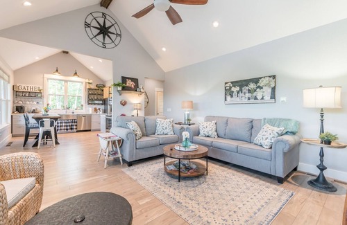 Sautee Nacoochee House | Walk to Serenity Cellars Winery and beautiful Yonah Mountain view!