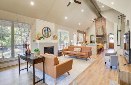 Ovilla House | Walk to Shops and Winery! Stylish Dtwn Ovilla Home