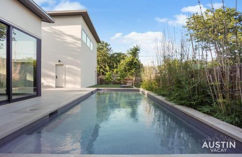 Bouldin House | Walk to Soco Lounge Poolside at Modern Cool Spot