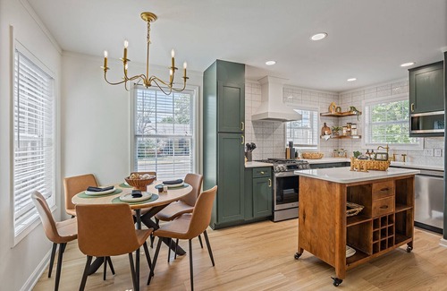 Georgetown House | Walk to Square + SU Family-Friendly + EV Ready, Old Town Stone Cottage