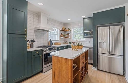 Georgetown House | Walk to Square + SU Family-Friendly + EV Ready, Old Town Stone Cottage