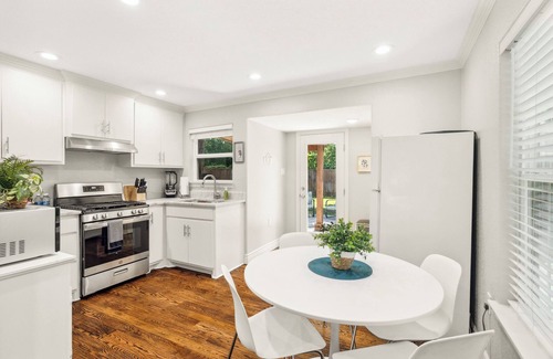 Central Arlington House | Walk to Stadium*Hot Tub*Secured Parking*Ping Pong