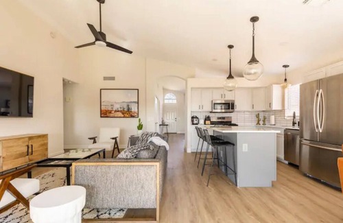 La Buena Vida House | Walk to State Farm Stadium, Spring Training Heated Pool & Hot Tub!