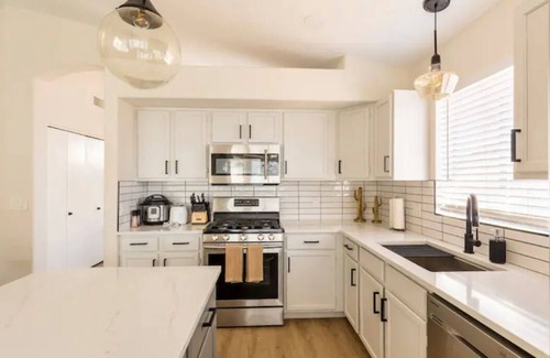 La Buena Vida House | Walk to State Farm Stadium, Spring Training Heated Pool & Hot Tub!