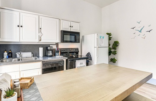 Galveston Apartment | Walk to Strand District: Historic Galveston Home