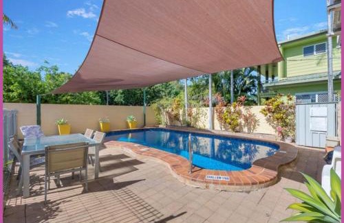 North Ward Apartment | Walk to Strand Sleeps*4 2 Bedroom 1.5 Bath Central Location
