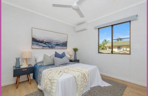 North Ward Apartment | Walk to Strand Sleeps*4 2 Bedroom 1.5 Bath Central Location